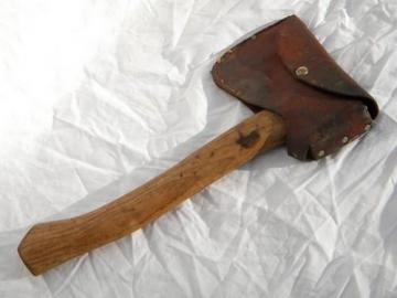 vintage-Norlund-camp-axe-hatchet-hudson-bay-ax-headleather-belt-sheath-Laurel-Leaf-Farm-item-no-n314483t.jpg
