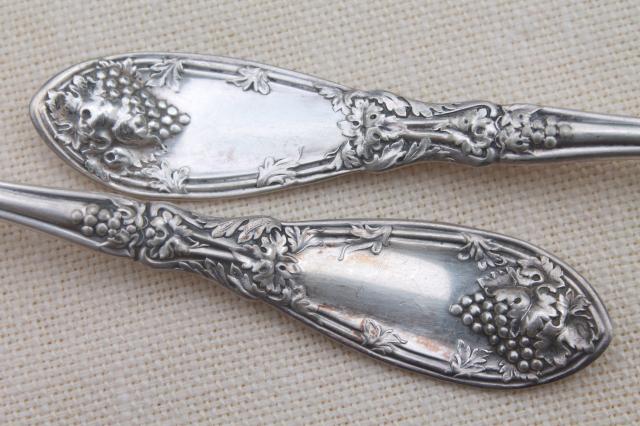 Details about   La Vigne by 1881 Rogers Oneida Silverplate Salad or Dessert Fork w/ Grapes 